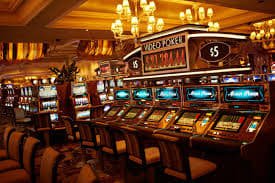 Obrolan interaktif dengan dealer selama bermain live casino Chat interaktif dengan dealer di meja kasino langsung